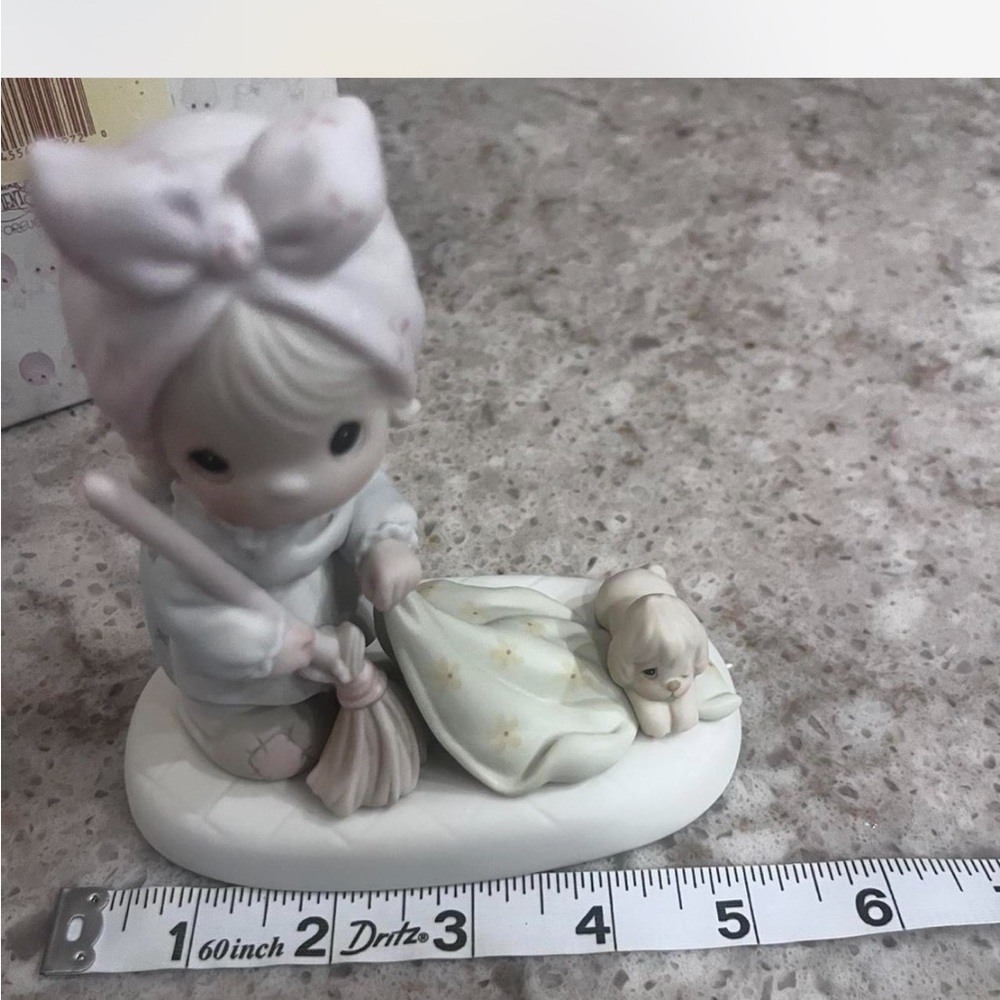 Precious Moments Figurine - ‘Sweep all your Worries Away’ -excellent condition!! - Picture 7 of 7